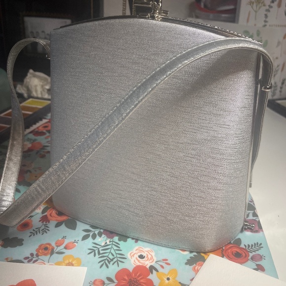 No E424 Handbags - Silver swing classic purse